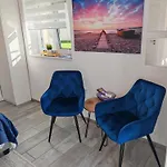 Blue With Free Parking Apartment *