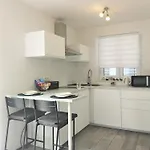 Blue With Free Parking Apartment *