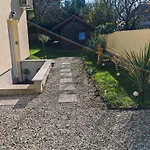 Blue With Free Parking 公寓