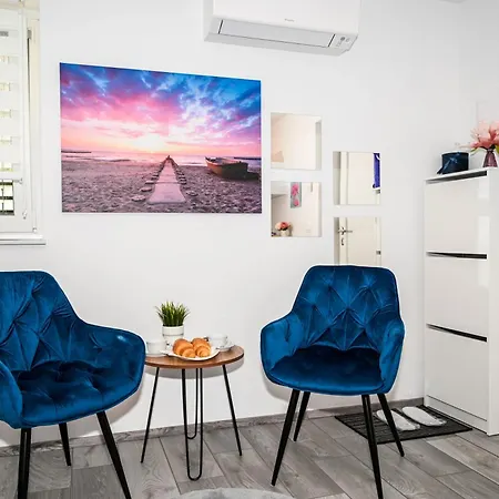 Blue With Free Parking Apartment *